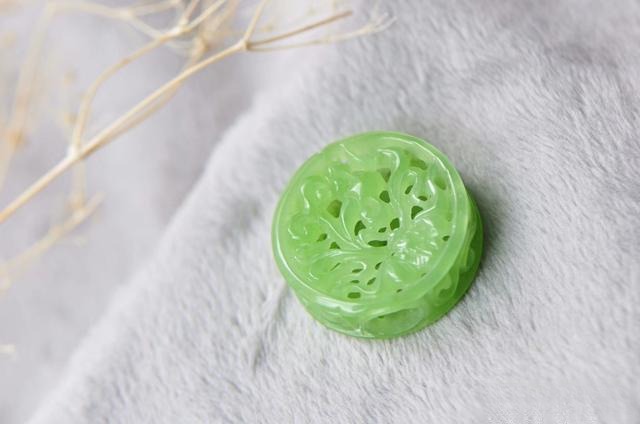 PeonyJewels apple green sachet with lace-work hollowing.