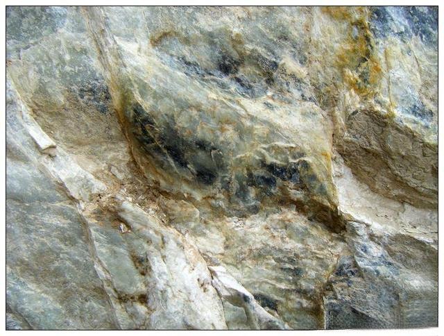 A natural Qinghua black and white Hetian Jade Types vein.