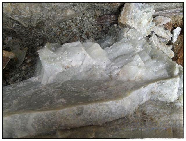 Raw white Hetian Mountain Material blocks with sharp edges.