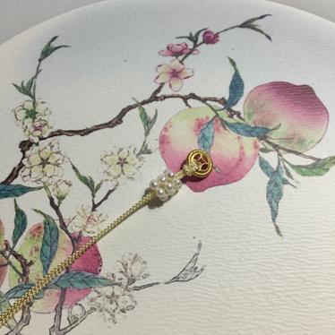 Close-up showing one end of the Shibazi hanging loop, where the beading thread is knotted and secured to the metal ring.