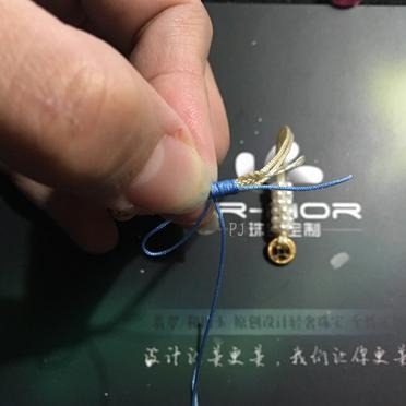 Illustration showing the Pearl Thread tightly coiling around the Beading Thread, starting 8mm from the hanging ring.