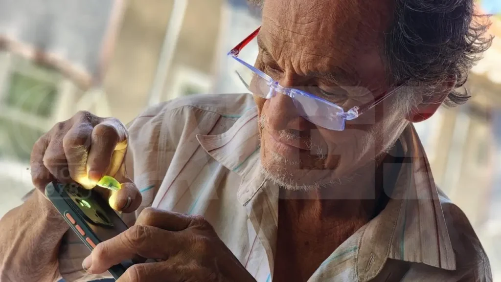 A Thai master artisan in Chanthaburi using traditional heat tools to treat raw Thailand gemstones.