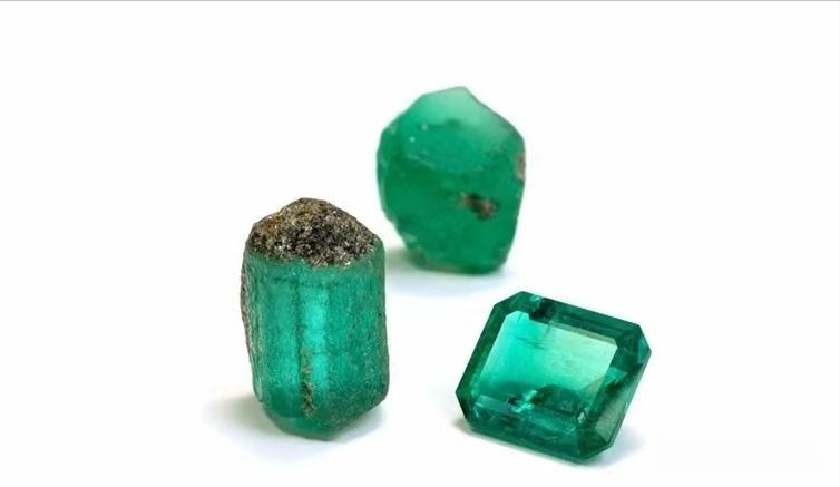 Three faceted alexandrite gems from the Smithsonian: two large stones and one smaller stone.