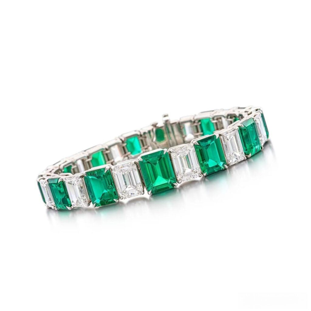 A premium bracelet with natural no-oil Colombian emeralds and brilliant-cut diamonds in white gold.