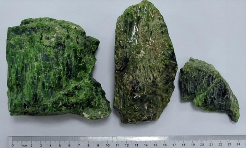 Rough chromium diopside crystals from Siberia’s Inagli Mine, showing large sizes and vivid green shades.